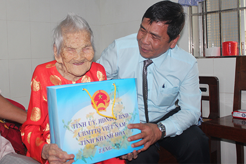 Thăm, tặng quà gia đình người có công tiêu biểu huyện Diên Khánh