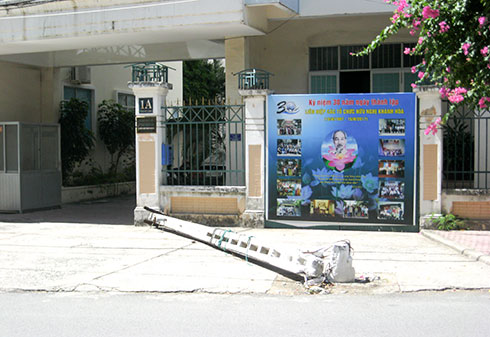 Cần di dời trụ điện trên vỉa hè