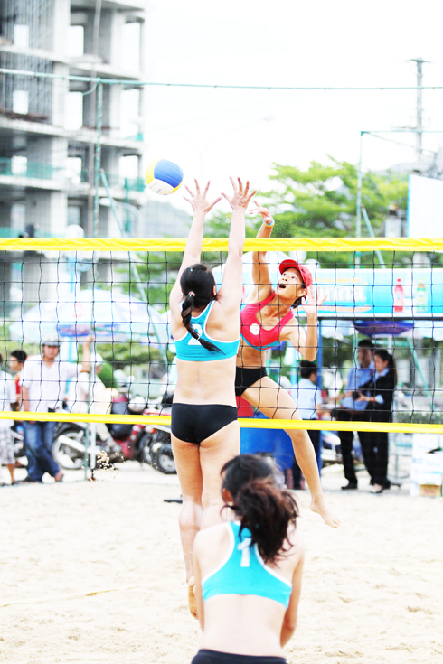 Các vận động viên thi đấu tại giải bóng chuyền toàn quốc