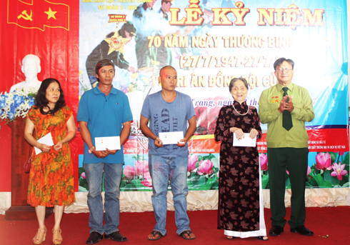 Tặng hơn 100 suất quà cho gia đình thương binh, liệt sĩ