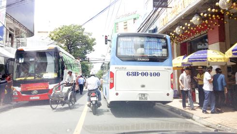 Ô tô dừng đón, trả khách gây ách tắc giao thông