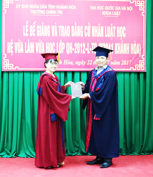 Trao bằng tốt nghiệp cho 120 cử nhân Luật học