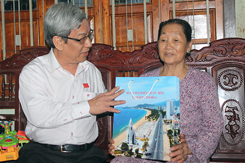 Thăm, tặng quà gia đình người có công tiêu biểu thị xã Ninh Hòa