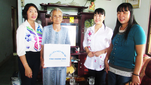 Lãnh đạo hội thăm và tặng quà tại gia đình nữ thương bệnh binh Lê Thị Nữ
