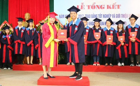 Lãnh đạo nhà trường trao bằng tốt nghiệp cho sinh viên