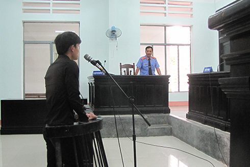 Y án với bị cáo trộm đồ của hành khách đi cùng