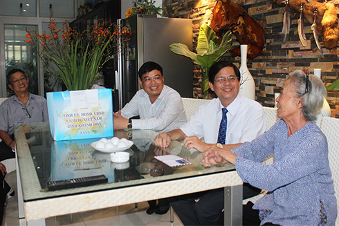 Thăm, tặng quà các gia đình chính sách tiêu biểu TP. Nha Trang