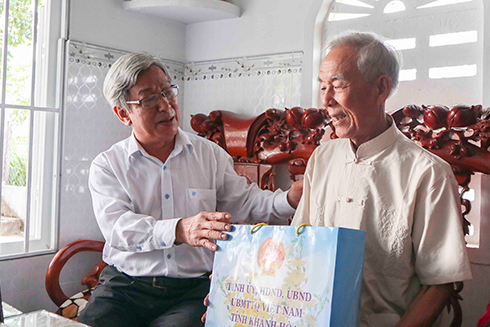 Thăm, tặng quà các gia đình chính sách tiêu biểu huyện Vạn Ninh