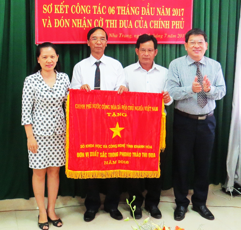 Đồng chí Nguyễn Duy Bắc  trao cờ thi đua của Thủ tướng Chính phủ cho lãnh đạo Sở Khoa học và Công nghệ