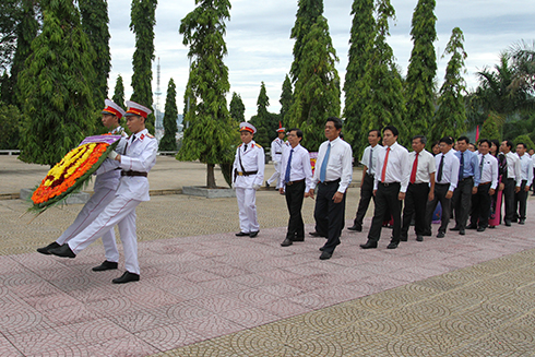 Đoàn đại biểu Ban Chấp hành Đảng bộ tỉnh do đồng chí Lê Thanh Quang dẫn đầu.  