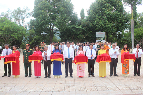 Lãnh đạo tỉnh cắt băng khánh thành Đền thờ liệt sĩ.