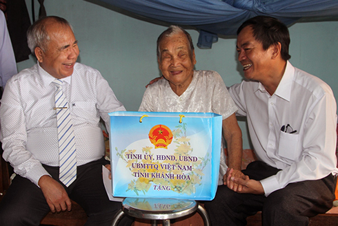 Thăm và tặng quà cho gia đình chính sách tiêu biểu ở Ninh Hòa