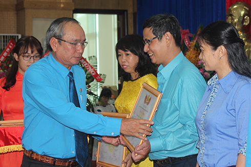 Đại diện Liên đoàn Lao động tỉnh tặng bằng khen cho những tập thể có thành tích xuất sắc.