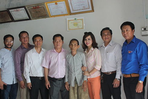 Hội doanh nhân trẻ thăm, tặng quà các Mẹ Việt Nam anh hùng