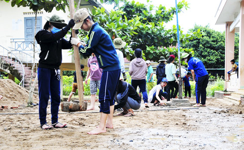 Đội tình nguyện Trường Cao đẳng Sư phạm Trung ương Nha Trang thi công sân sinh hoạt cho Trường Tiểu học Khánh Thượng