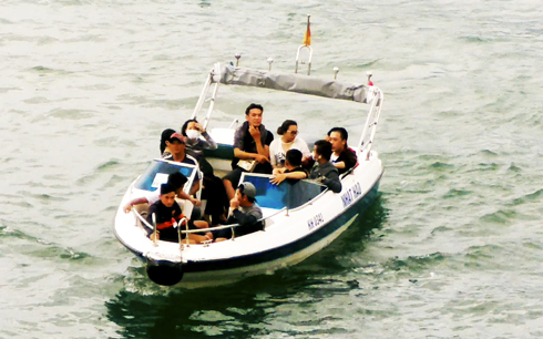 Tàu chở khách du lịch vi phạm an toàn đường thủy