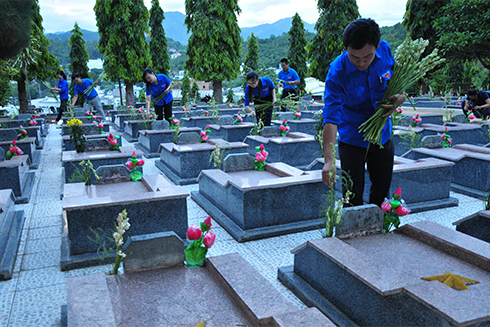 Từ sớm, nhiều đoàn viên, thanh niên đã đến cắm hoa, đốt nến tại phần mộ các liệt sĩ