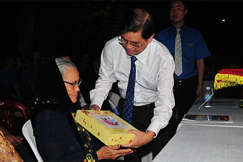Ông Nguyễn Tấn Tuân tặng quà cho các Mẹ Việt Nam anh hùng