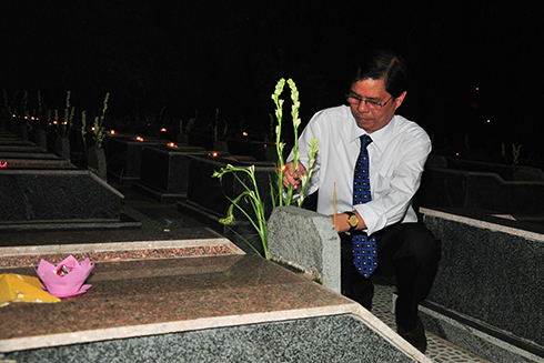 Ông Nguyễn Tấn Tuân cắm hoa, thắp hương tại mộ các liệt sỹ