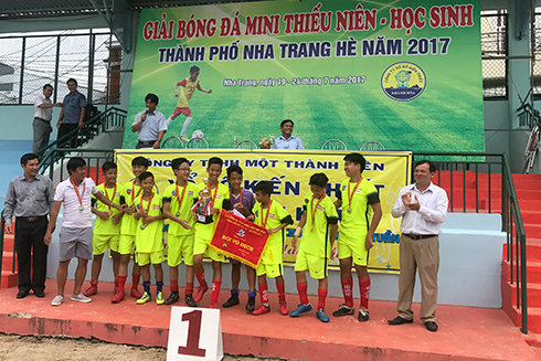 Nha Trang City's 2017 summer mini football tournament for teenagers and pupils ends