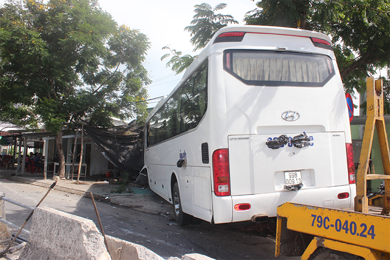 Xe khách 45 chỗ ngồi lao vào nhà dân