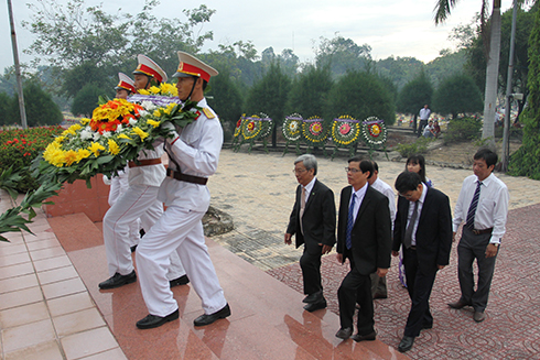 Đoàn lãnh đạo tỉnh viếng, đặt vòng hoa nghĩa trang