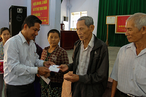 Liên minh Hợp tác xã tỉnh tặng 172 suất quà các gia đình có công cách mạng