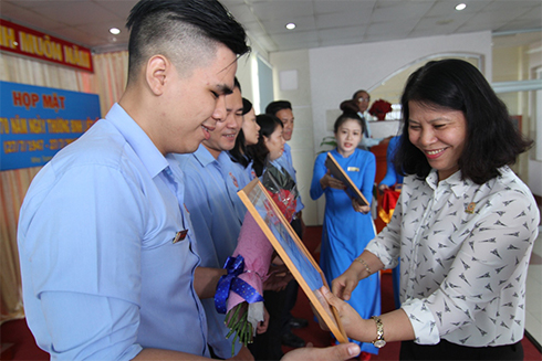 Lãnh đạo Công ty Yến sào Khánh Hòa tặng giấy khen cho các cá nhân có thành tích xuất sắc 