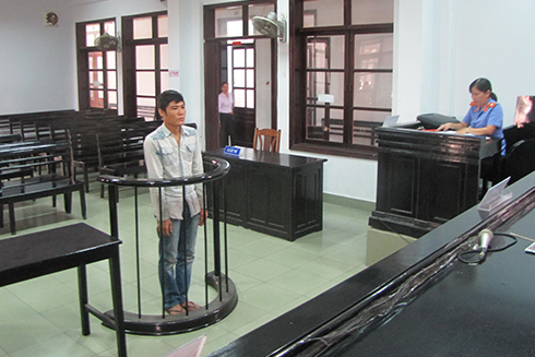 Bị phát hiện khi đang trộm điện thoại ở sạp vải