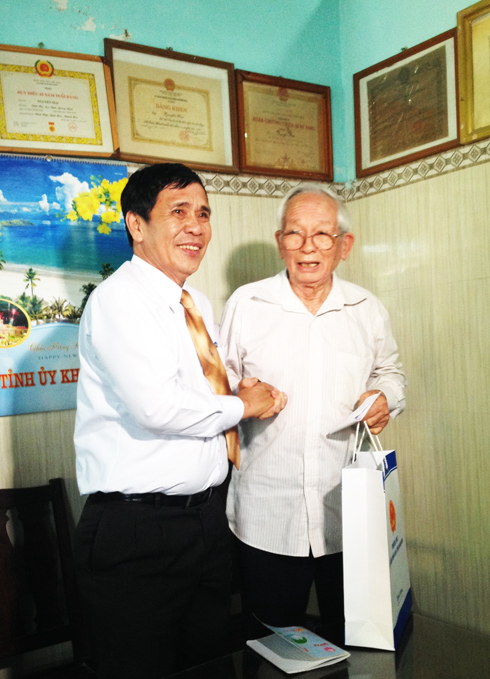 Đồng chí Phan Thông tặng quà cho gia đình ông Thiệu Chí Bình, Nha Trang