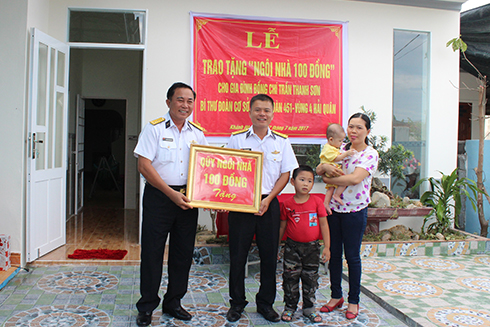 Vùng 4 Hải quân trao tặng "Ngôi nhà 100 đồng"