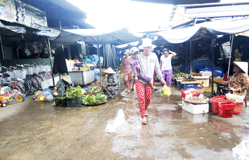 Chợ Vĩnh Lương xuống cấp, lộn xộn, ô nhiễm môi trường
