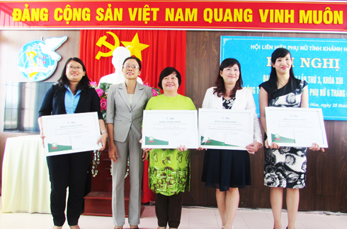 Các hội viên phụ nữ nhận giải thưởng Phụ nữ Việt Nam tự tin tiến bước