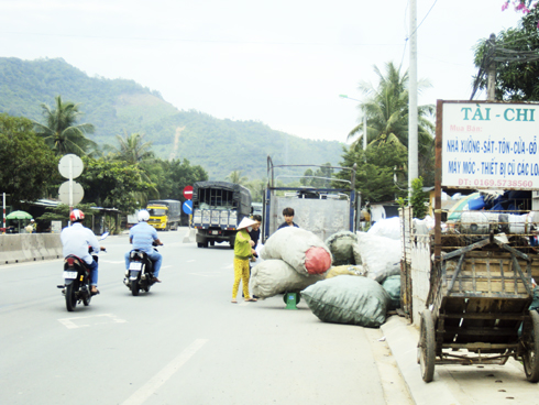 Bán phế liệu trên Quốc lộ 1