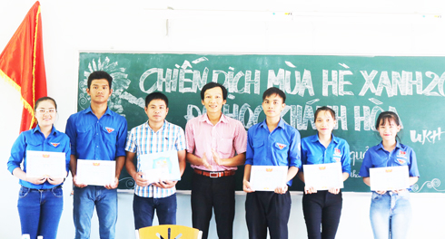 Tỉnh đoàn: Thăm, tặng quà cho các đội tình nguyện Mùa hè xanh