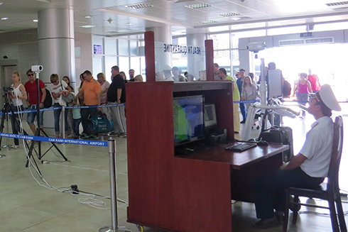 Kiểm tra thân nhiệt tại Cảng hàng không Quốc tế Cam Ranh