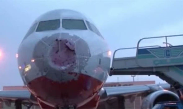 Chiếc máy bay gặp nạn bị hư hại ở mũi và bị mờ kính chắn gió do mưa đá. Ảnh: SG.