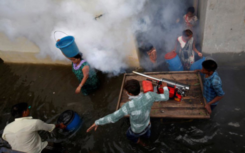 Phun thuốc muỗi phòng chống sốt xuất huyết ở Sri Lanka. (Ảnh: Reuters)