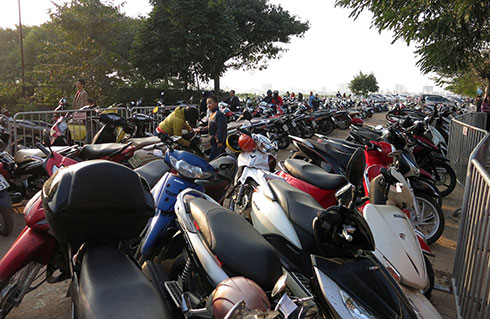 Vào bãi gửi xe, đánh tráo xe đắt tiền