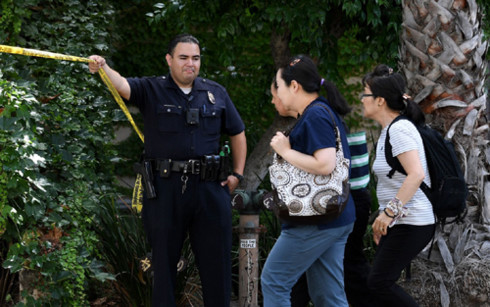 Dân thường rời khỏi hiện trường đã bị cảnh sát phong tỏa.