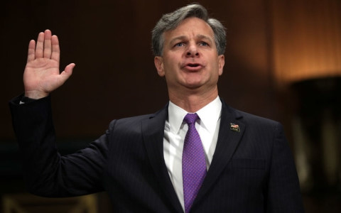 Ông Christopher Wray tuyên thệ trong phiên điều trần trước Quốc hội Mỹ về việc phê chuẩn ông làm Giám đốc FBI. Ảnh: Reuters