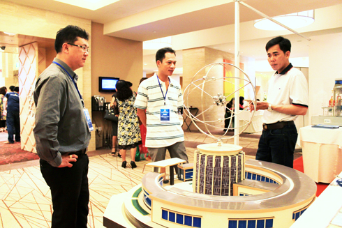 Đại biểu tham quan các gian hàng triển lãm