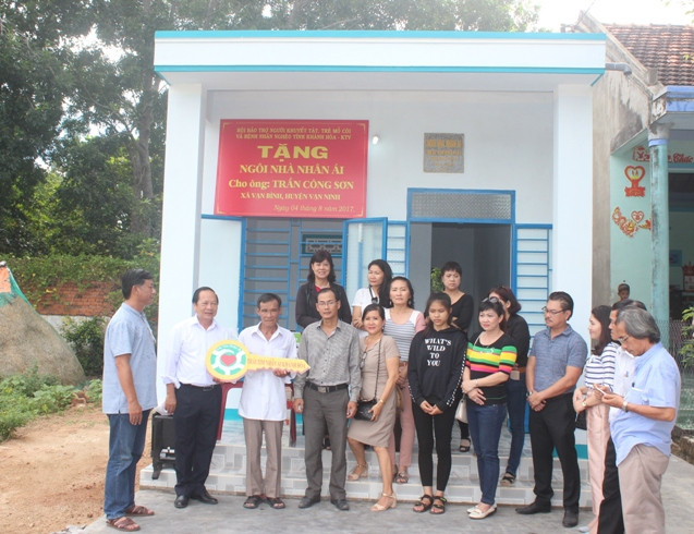 Đại diện Hội Bảo trợ người tàn tật, trẻ mồ côi và bệnh nhân nghèo tỉnh bàn giao căn nhà cho ông Trần Công Sơn.