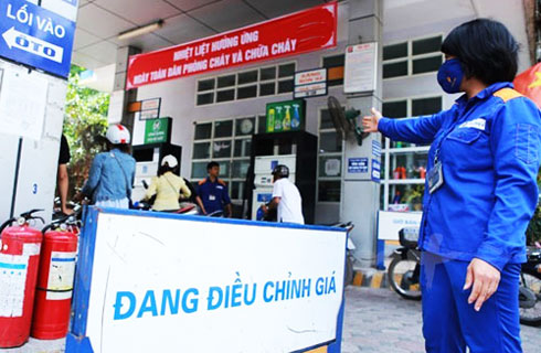 Giá xăng Ron 92 tiếp tục tăng gần 600 đồng mỗi lít