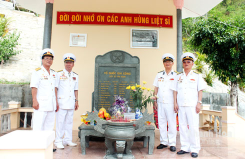 Cựu thủy thủ tàu C235 bên nhà bia tưởng niệm 14 liệt sĩ