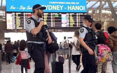 Cảnh sát tăng cường an ninh tại sân bay Sydney. Ảnh: Reuters