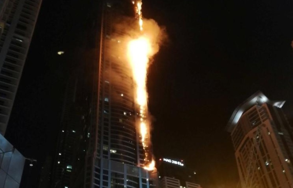 Hỏa hoạn tại tòa tháp Torch ở Dubai rạng sáng 4/8. (Ảnh: Reuters)