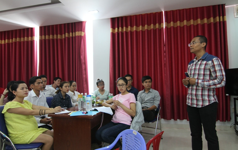 Blogger Nguyễn Ngọc Long đang giảng về content marketing tại Nha Trang