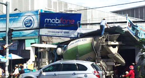 Xe trộn bê tông mất lái, tông liên tiếp 3 nhà dân