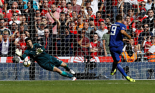 Luật đá luân lưu mới bị chỉ trích khi Chelsea thua Arsenal